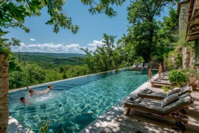 découvrez les 5 hôtels incontournables en Ardèche pour des vacances avec piscine inoubliables