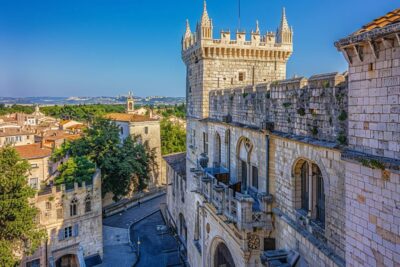 L’histoire de Avignon dans le Vaucluse, célèbre pour son Palais des Papes