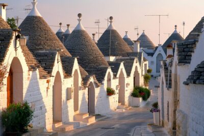 Le pittoresque village de Alberobello en Italie, célèbre pour ses trulli