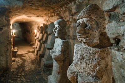 Les statues étranges qui bougent seules à l'église de Lavaudieu fascinent les chercheurs de phénomènes