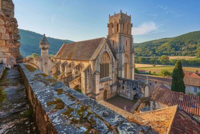 Saint-Antoine-l'Abbaye en Isère : un trésor médiéval vous attend pour une escapade inoubliable